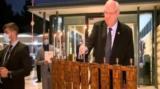 נשיא מדליק: השכנים ונשיא המדינה בהדלקת נרות בבית הנשיא
