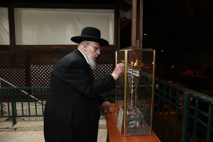 הרב שלום כהן הדליק נר ונשא תפילה על כלל ישראל