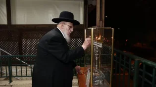 הרב שלום כהן הדליק נר ונשא תפילה על כלל ישראל