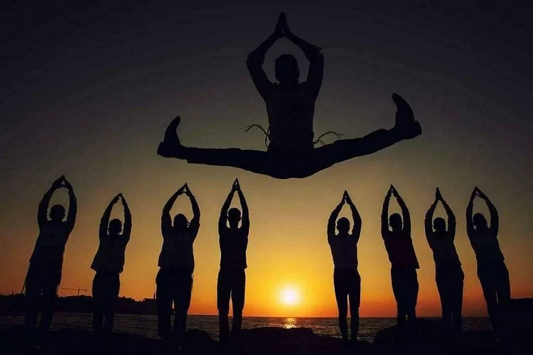 מדהים: יצרו חנוכיה אנושית מופלאה