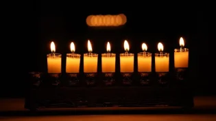 על מה צריך להקפיד בשעת הדלקת הנרות על פי חז"ל?