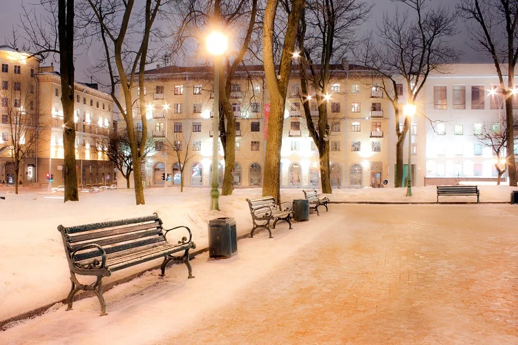 זיקוקים לנס: בבלארוס חוגגים את חנוכה אחרת בגלל השלג