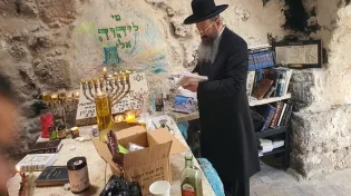 המקובל הרב יצחק בצרי בקברי המכבים: "תגיעו להתפלל. רואים ישועות"