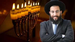 נר שמיני התבודדות מול הנרות בחנוכה: צפו בדבריו של הרב רביד נגר