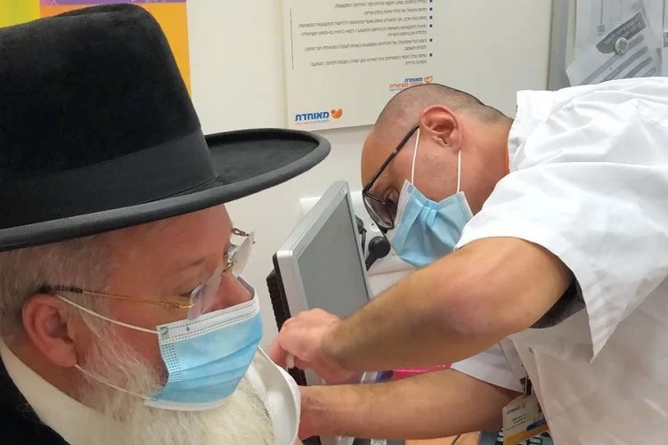 רבה של העיר אלעד התחסן מול המצלמות ואמר ’לשם ייחוד’ רבה של העיר אלעד התחסן מול המצלמות ואמר ’לשם ייחוד’