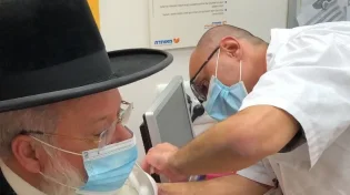 רבה של העיר אלעד התחסן מול המצלמות ואמר ’לשם ייחוד’
