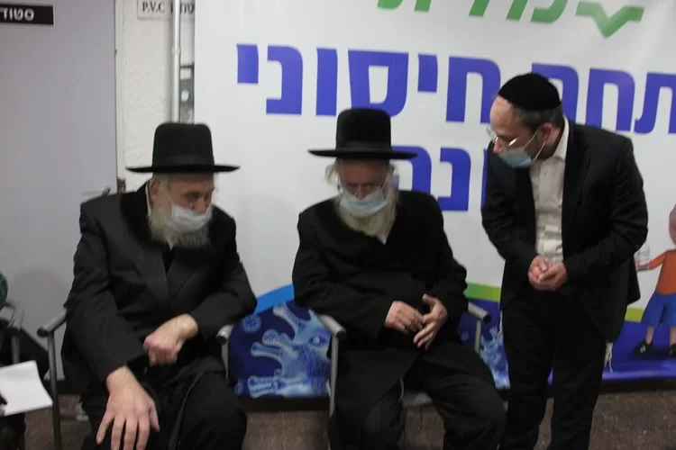 רבנים בכירים מחסידויות חב"ד וגור באו להתחסן יחד, וגם יצאו בקריאה משותפת: "צריך להתחסן"