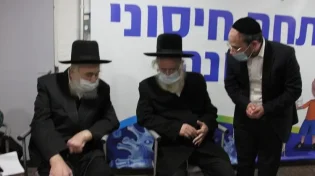 רבנים בכירים מחסידויות חב"ד וגור באו להתחסן יחד, וגם יצאו בקריאה משותפת: "צריך להתחסן"