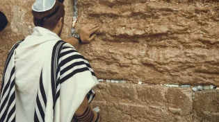 "שגם אם היה חל בשבת היו צריכים לצום בו כמו ביום הכיפורים": משמעותו של צום עשרה בטבת
