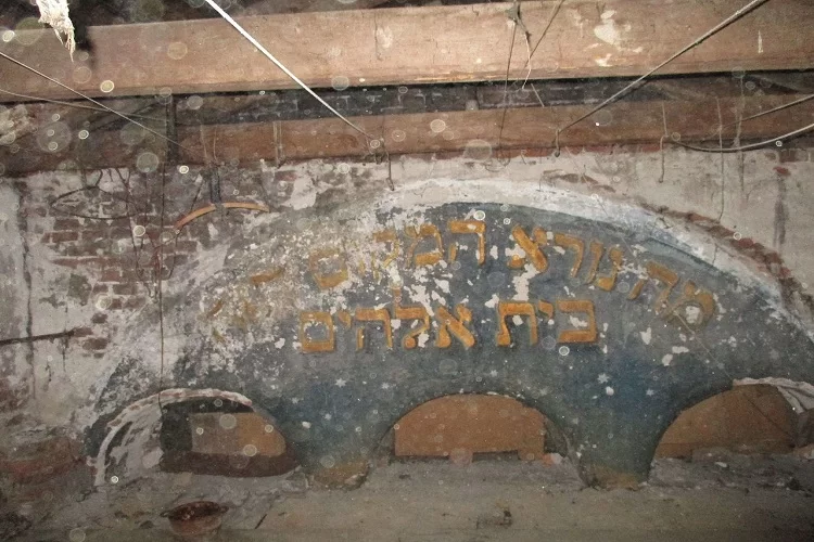 עלתה לעליית גג בעיירה בפולין וגילתה שמדובר בבית כנסת עתיק עלתה לעליית גג בעיירה בפולין וגילתה שמדובר בבית כנסת עתיק