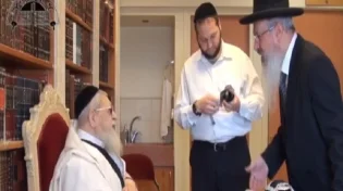 תיעוד נדיר: מרן זצ"ל בשיחה מרגשת עם בנו