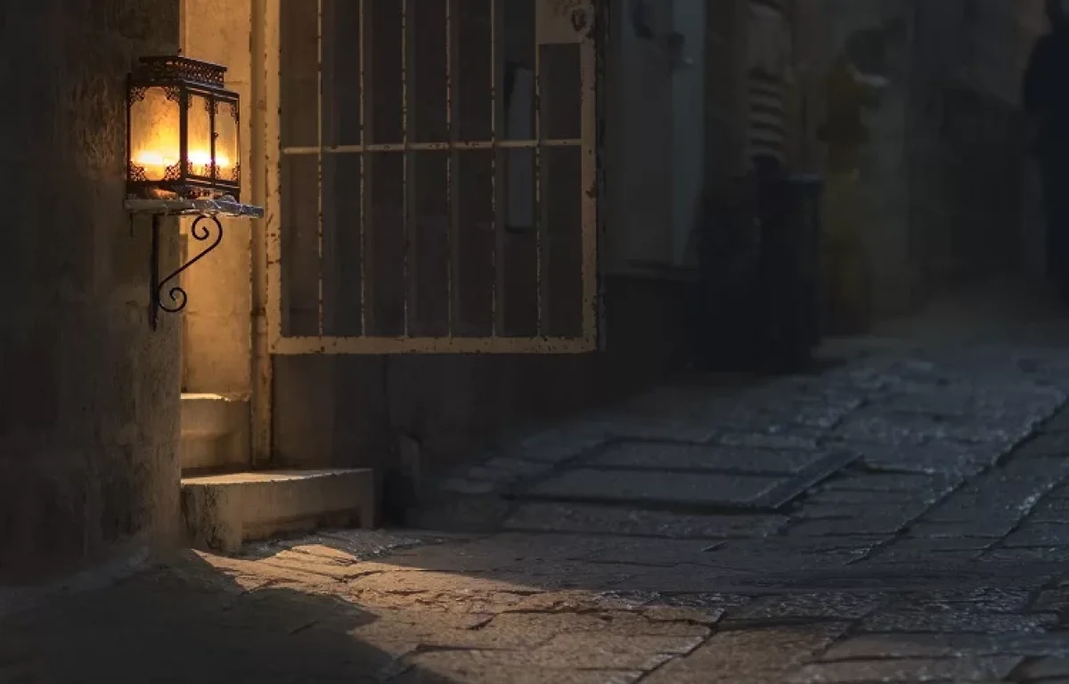 בין הניטל לקיטל: בחסידות יושנים מוקדם