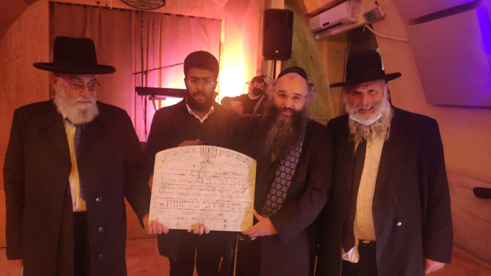 במצב מוזנח, בשולי חניון בת"א - נמצאה מצבה לזכר נספי השואה 