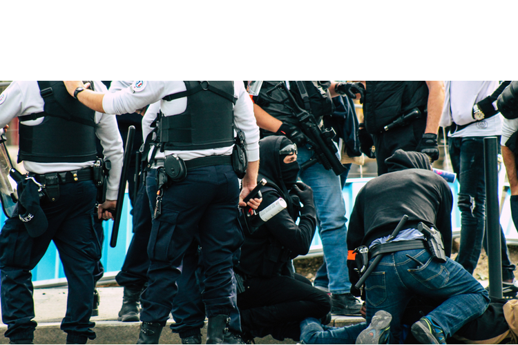 מרתיח - חרדי נסע לתומו, ולפתע הגיחה המשטרה, התנגשה בו וירו עליו. הסיבה: טעות בזיהוי מרתיח - חרדי נסע לתומו, ולפתע הגיחה המשטרה, התנגשה בו וירו עליו. הסיבה: טעות בזיהוי