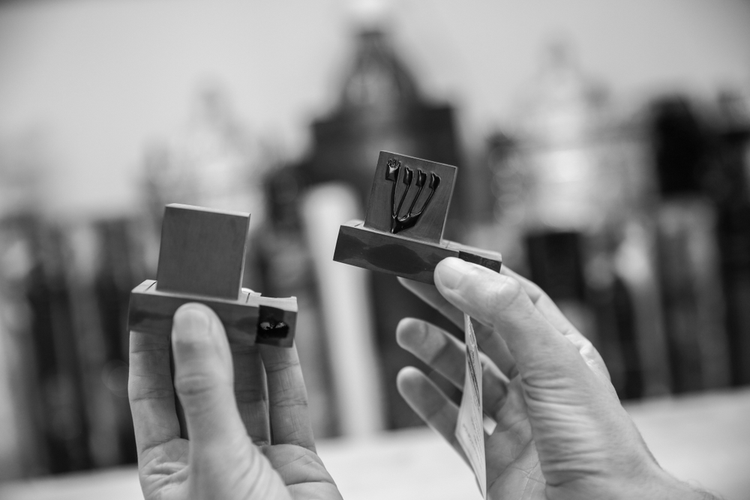 ביזוי: אחרי סיום השבעה הגיעה לאסוף את התפילין מתחנת המשטרה והושפלה