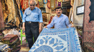 בזכות הרמב"ם: נמצאה פרוכת עתיקה בשוק בדובאי