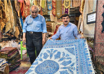 בזכות הרמב"ם: נמצאה פרוכת בשוק בדובאי