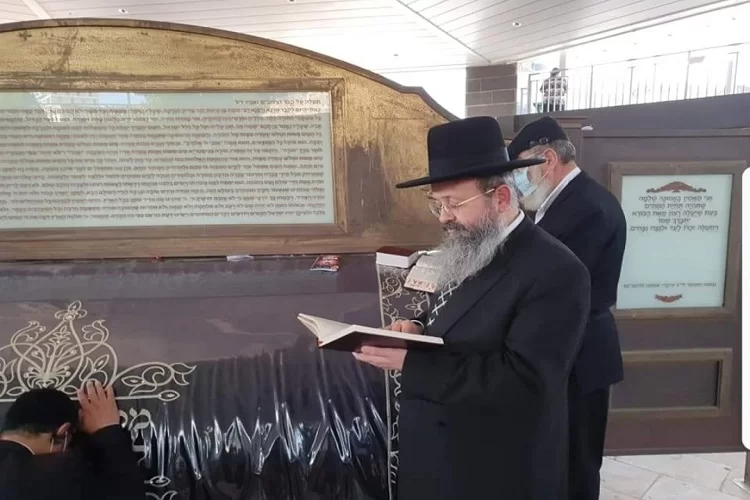 המקובל הרב יצחק בצרי מתפלל עליכם בציונו של הרמב"ם