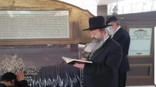 המקובל הרב יצחק בצרי מתפלל עליכם בציונו של הרמב"ם
