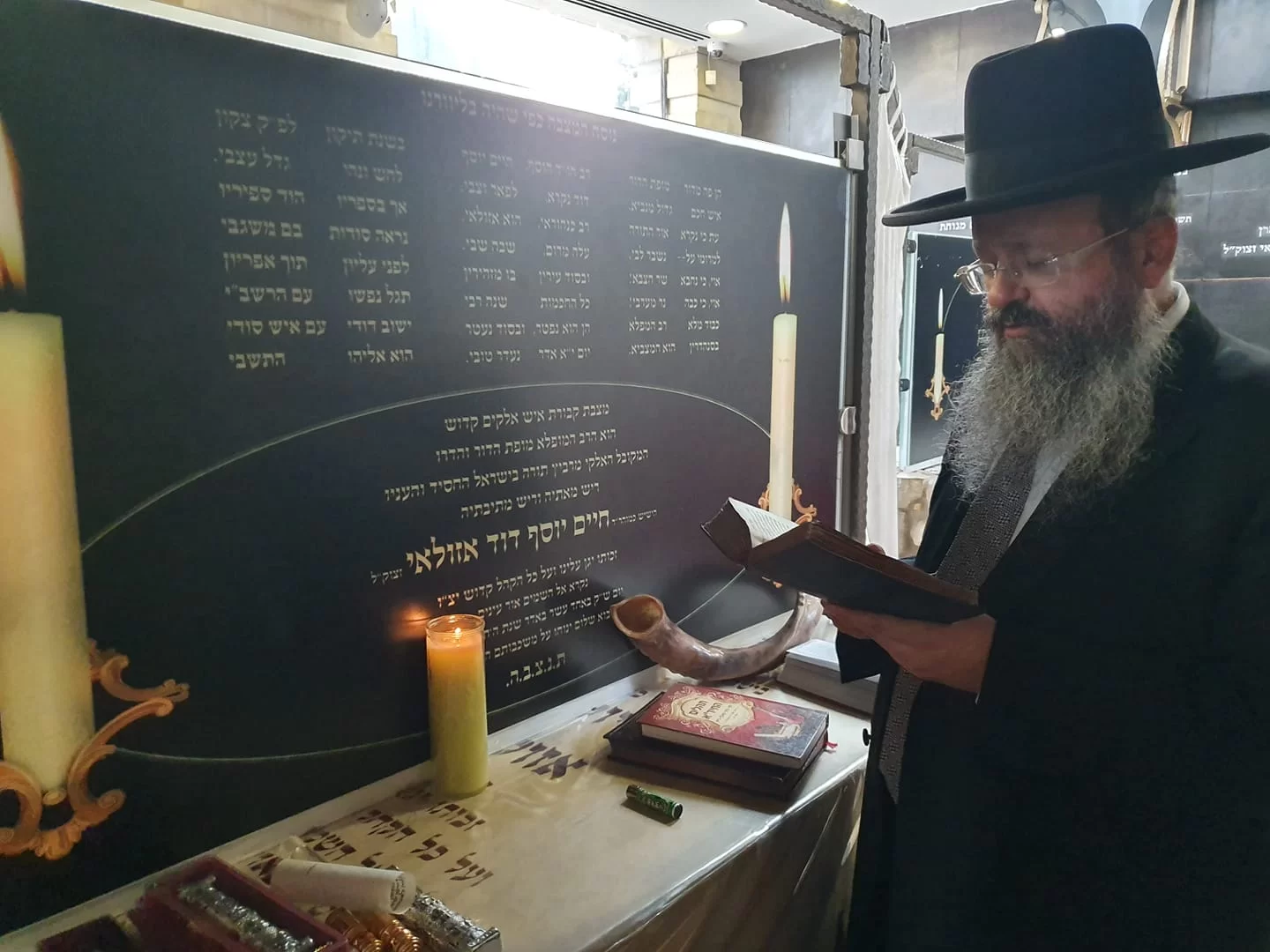 סדר הוצאת עין הרע: המקובל הרב יצחק בצרי בקברו של מר''ן החיד''א נושא תפילה