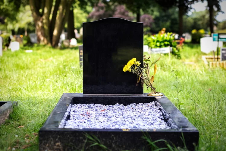 הזוי: האישה הזו לגמרי בחיים - אבל איש לא מאמין לה