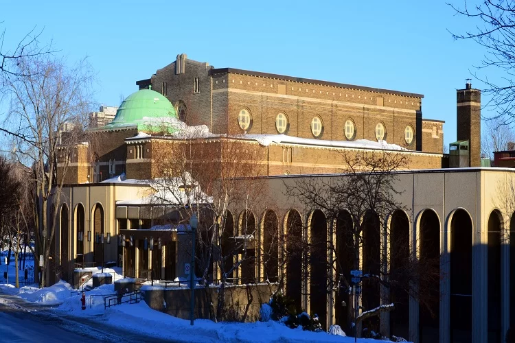  אנטישמיות בקנדה: צלבי קרס על קיר בית הכנסת שכמעט הוצת במזיד