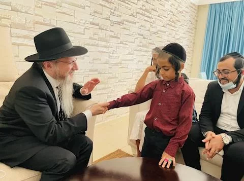 מפגש מרגש באבו דאבי: הניצולים מתימן הגיעו לאיחוד האימרויות והודו לרב הראשי