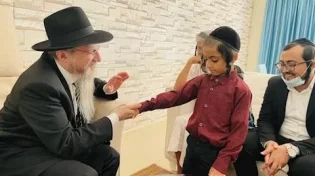 מפגש מרגש באבו דאבי: הניצולים מתימן הגיעו לאיחוד האימרויות והודו לרב הראשי