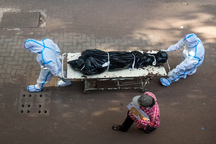 מטורף: בעלה מת אך אחרי כמה ימים יש דפיקה בדלת
