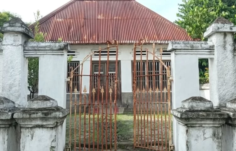 למכירה: בית 3 חדרים עם קבר בחצר למכירה: בית 3 חדרים עם קבר בחצר