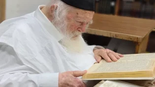 תיעוד מיוחד: מרן שר התורה משיב לשו"ת: האם נשים בהיריון יכולות לקחת חיסון?