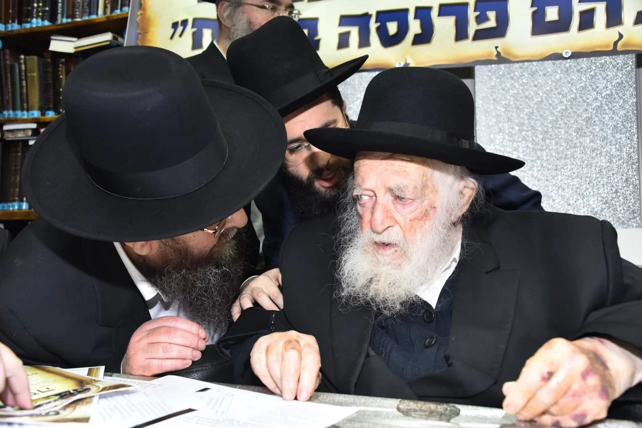 בושה וחרפה: תוכנית הסאטירה צוחקת ומחקה את הרב קנייבסקי