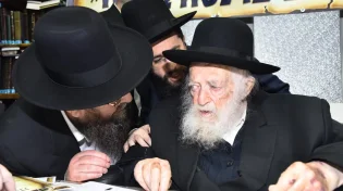 בושה וחרפה: תוכנית הסאטירה צוחקת ומחקה את הרב קנייבסקי