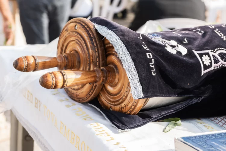 השוטרים פשטו על המשק במושב וגילו את 7 ספרי התורה שנגנבו מ’דקר’