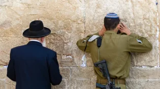 תמונה אחת שווה אלף לייקים: אברך שוטר וחייל. מה הסיפור מאחורי התמונה?