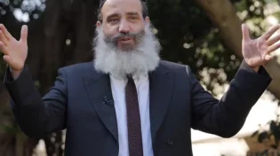 גיל על השמחה: למה הרב פנגר מחייך כל הזמן?