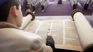 כנגד כל הסיכויים: הנער שכמעט לא מדבר הדהים ועלה לתורה 