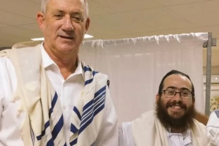 שבת ‘זכור’: גנץ התפלל בבית חב"ד: אולם השליח הפתיע אותו