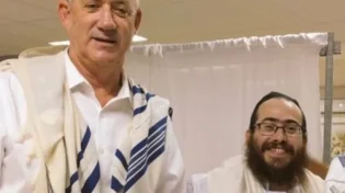 שבת ‘זכור’: גנץ התפלל בבית חב"ד: אולם השליח הפתיע אותו