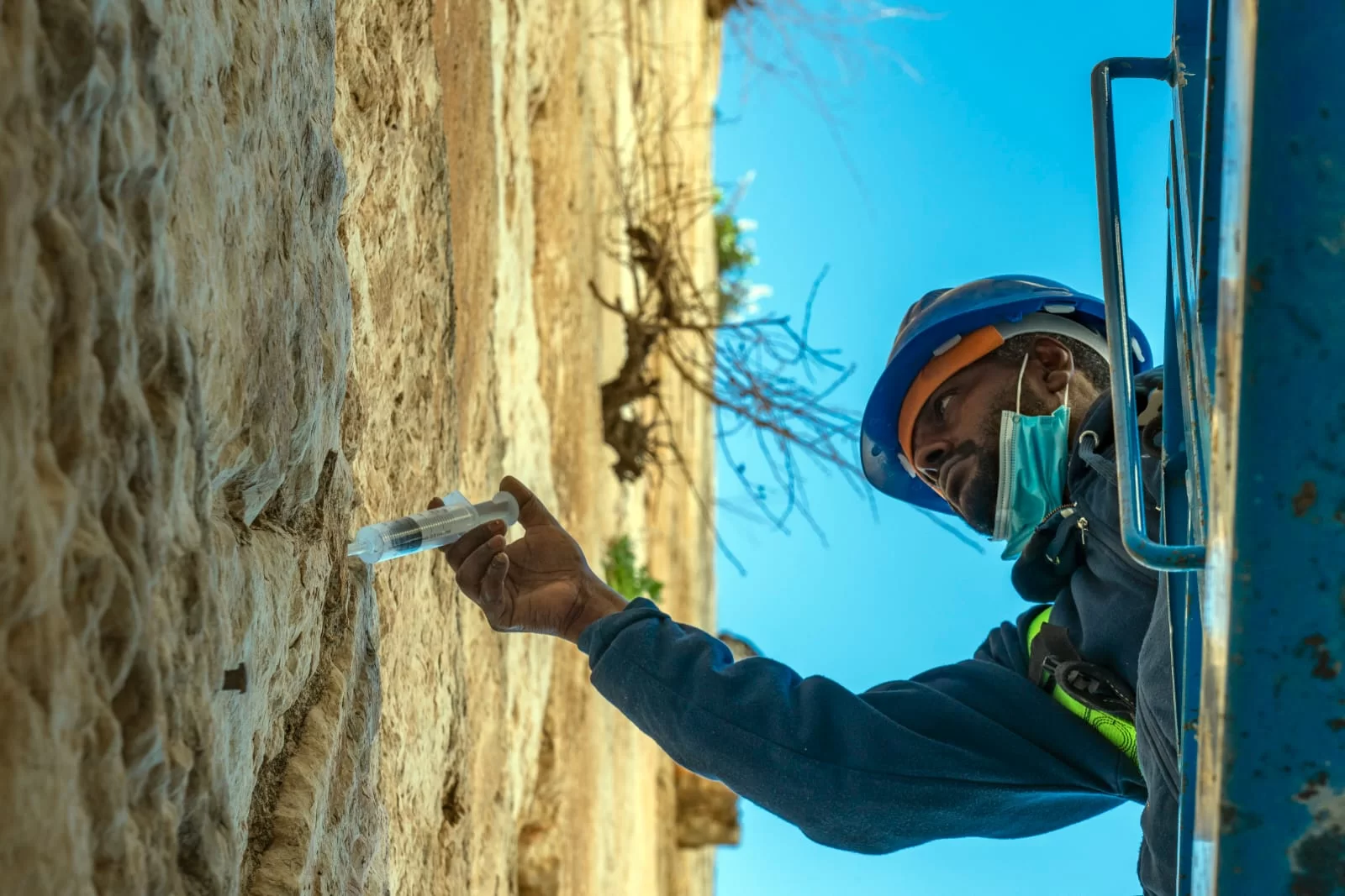 צפו: לקראת החגים: חומר מיוחד הוזרק לאבני הכותל - בפיקוח הלכתי של גדו"י