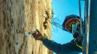 צפו: לקראת החגים: חומר מיוחד הוזרק לאבני הכותל - בפיקוח הלכתי של גדו"י