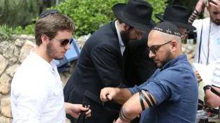 מרגש: הוריו של עמית בן יגאל ז"ל - תרמו דוכן תפילין לע"נ ביום הולדתו