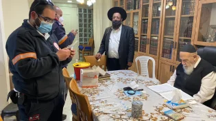 צפו: למרות שהחלים מהקורונה - נשיא מועצת חכמי התורה הגר"ש כהן התחסן נגד הקורונה
