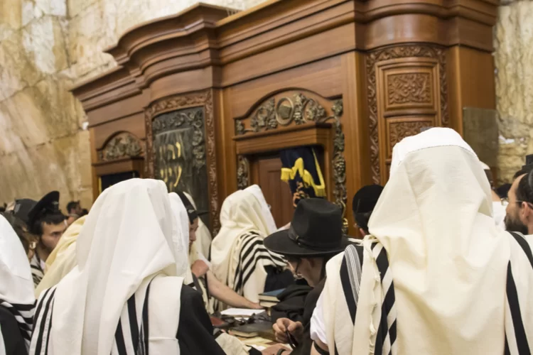 פתח את ארון הקודש ופרץ בבכי חנוק מדמעות פתח את ארון הקודש ופרץ בבכי חנוק מדמעות