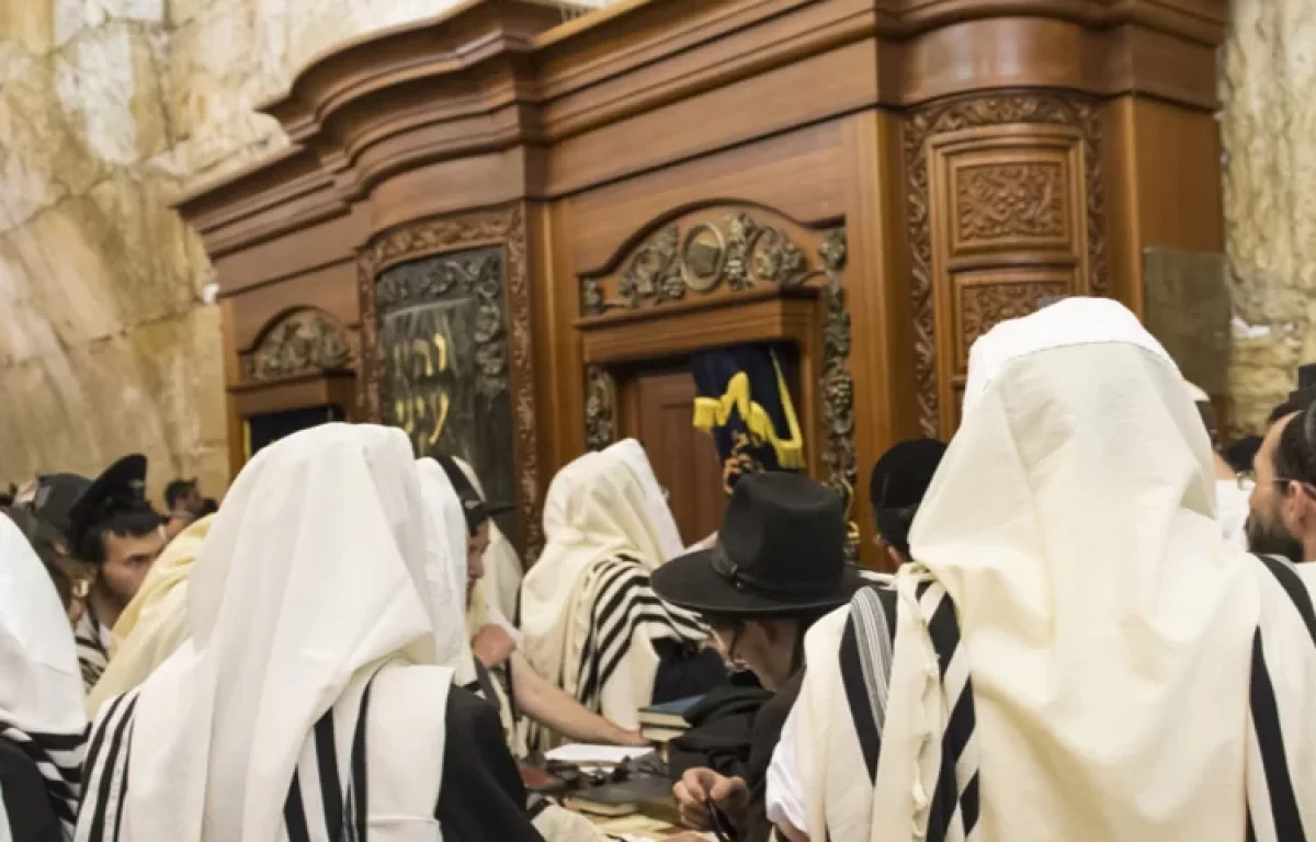 פתח את ארון הקודש ופרץ בבכי חנוק מדמעות פתח את ארון הקודש ופרץ בבכי חנוק מדמעות