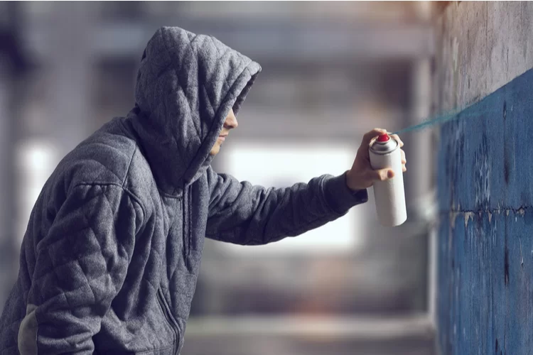 האנטישמיות חוגגת: צלב קרס על פתח ביתו של סטודנט יהודי