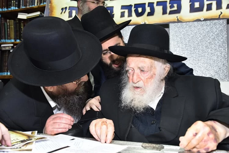 מרן שר התורה הגר"ח קנייבסקי: יש להרבות בדפיקות בשעת אמירת ’המן’, שהרי המן בעצמו מרגיש כל דפיקה"