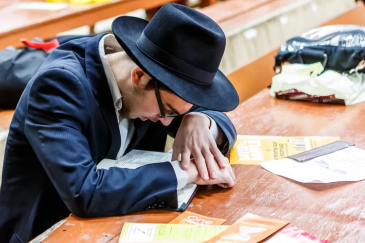 נמנעים מהחגיגות? הרב אדלשטיין מחזק את בחורי ישיבת ’גרודנא’