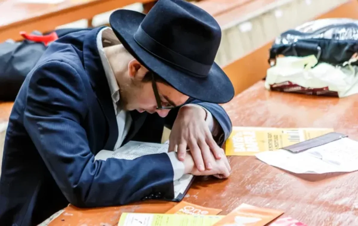 נמנעים מהחגיגות? הרב אדלשטיין מחזק את בחורי ישיבת ’גרודנא’ נמנעים מהחגיגות? הרב אדלשטיין מחזק את בחורי ישיבת ’גרודנא’