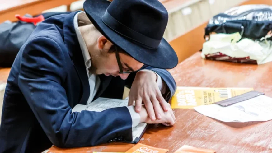 נמנעים מהחגיגות? הרב אדלשטיין מחזק את בחורי ישיבת ’גרודנא’ נמנעים מהחגיגות? הרב אדלשטיין מחזק את בחורי ישיבת ’גרודנא’